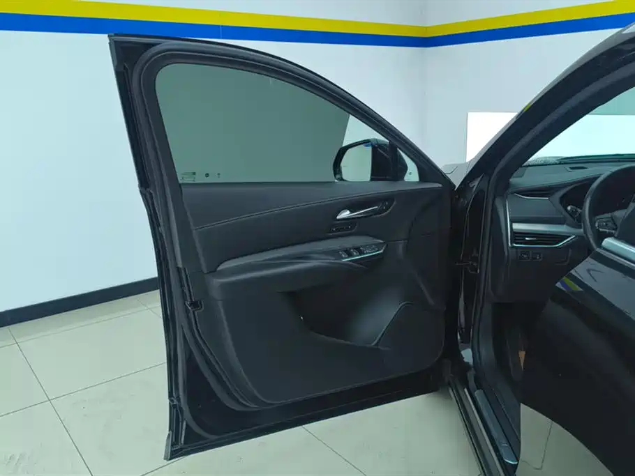 Cadillac XT4 28 T 2 WD Distinguished