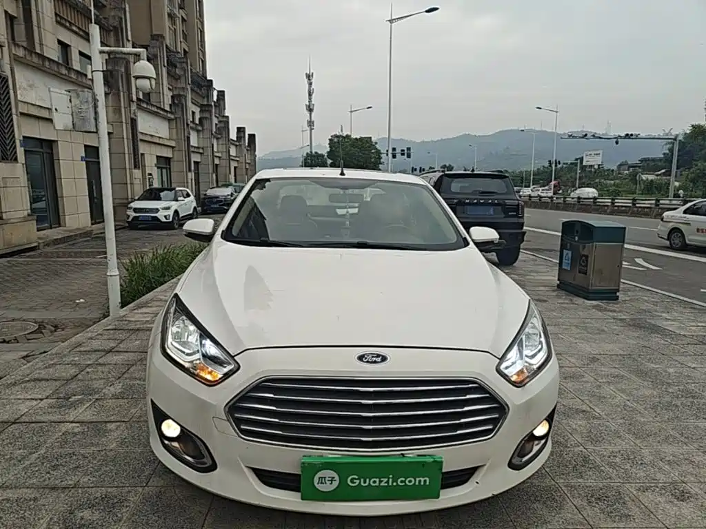 Escort 1.5 L Auto Fashion