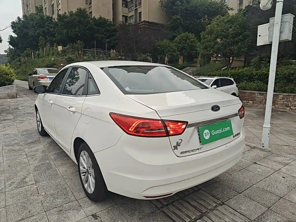 Escort 1.5 L Auto Fashion