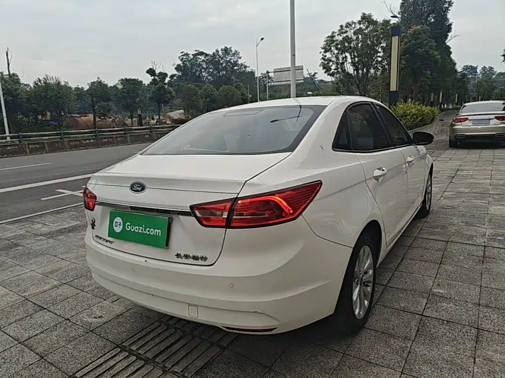 Escort 1.5 L Auto Fashion