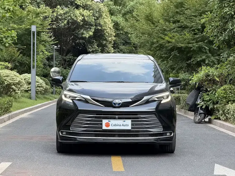 Toyota Sienna 2.5 L Hybrid Distinguished