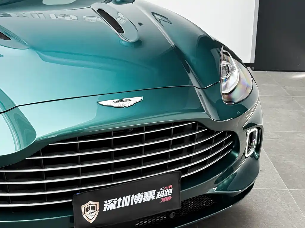Aston Martin DBX 3.0 T STRAIGHT-SIX