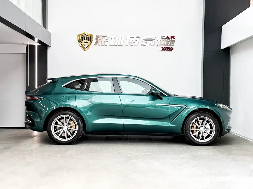 Aston Martin DBX 3.0 T STRAIGHT-SIX