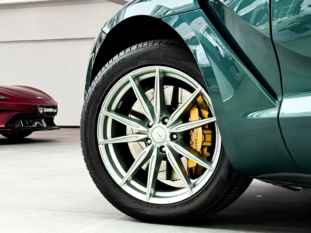 Aston Martin DBX 3.0 T STRAIGHT-SIX
