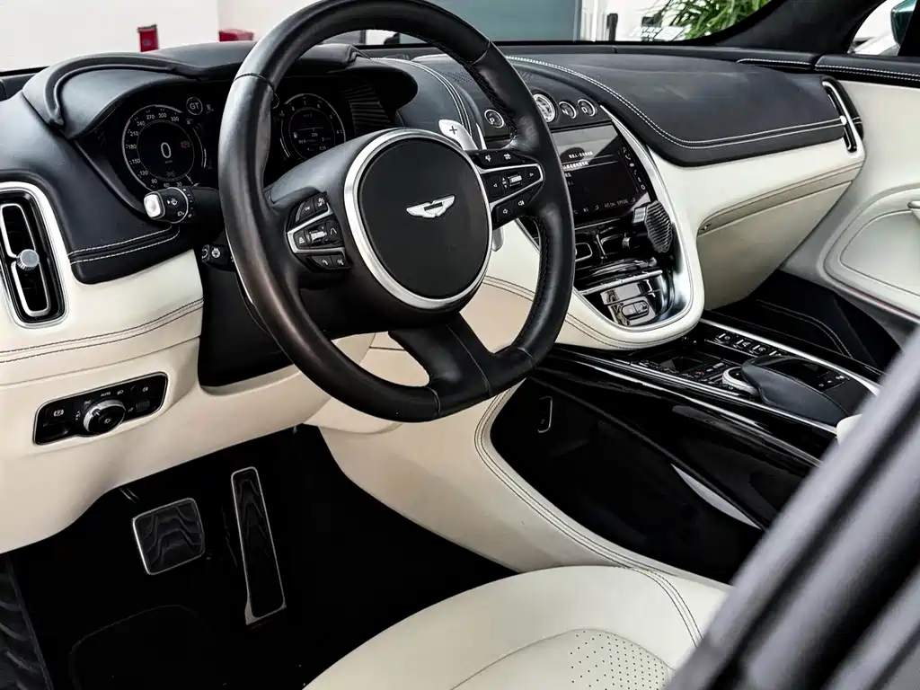 Aston Martin DBX 3.0 T STRAIGHT-SIX