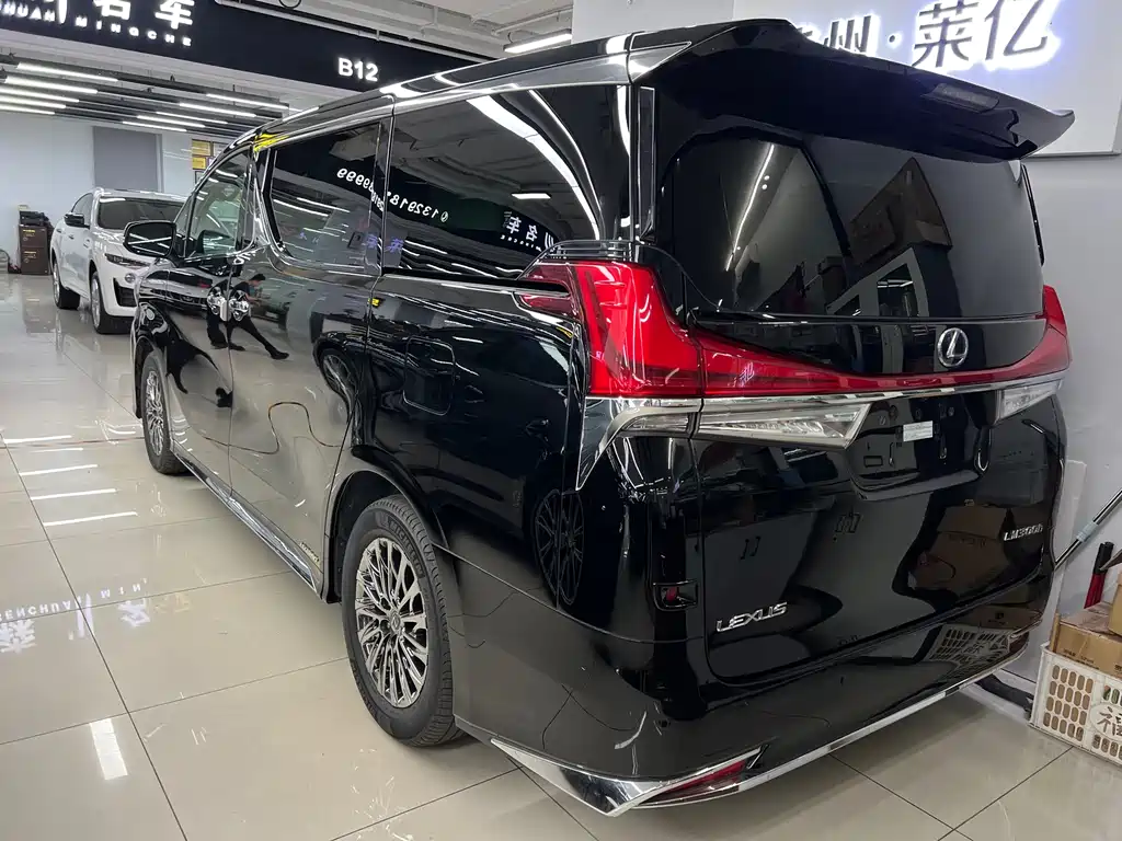 Lexus LM 300 h 4-seat Royal World