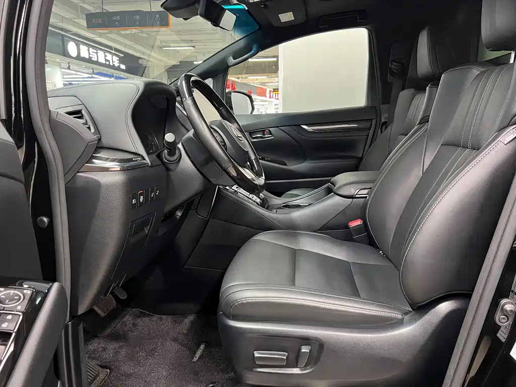 Lexus LM 300 h 4-seat Royal World