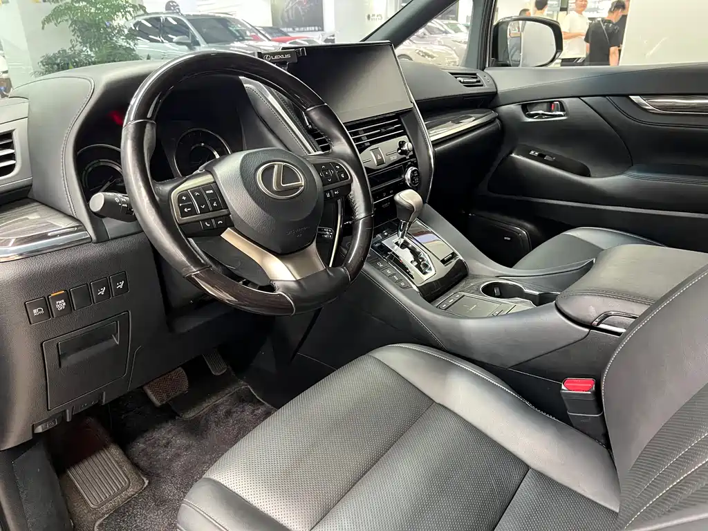 Lexus LM 300 h 4-seat Royal World
