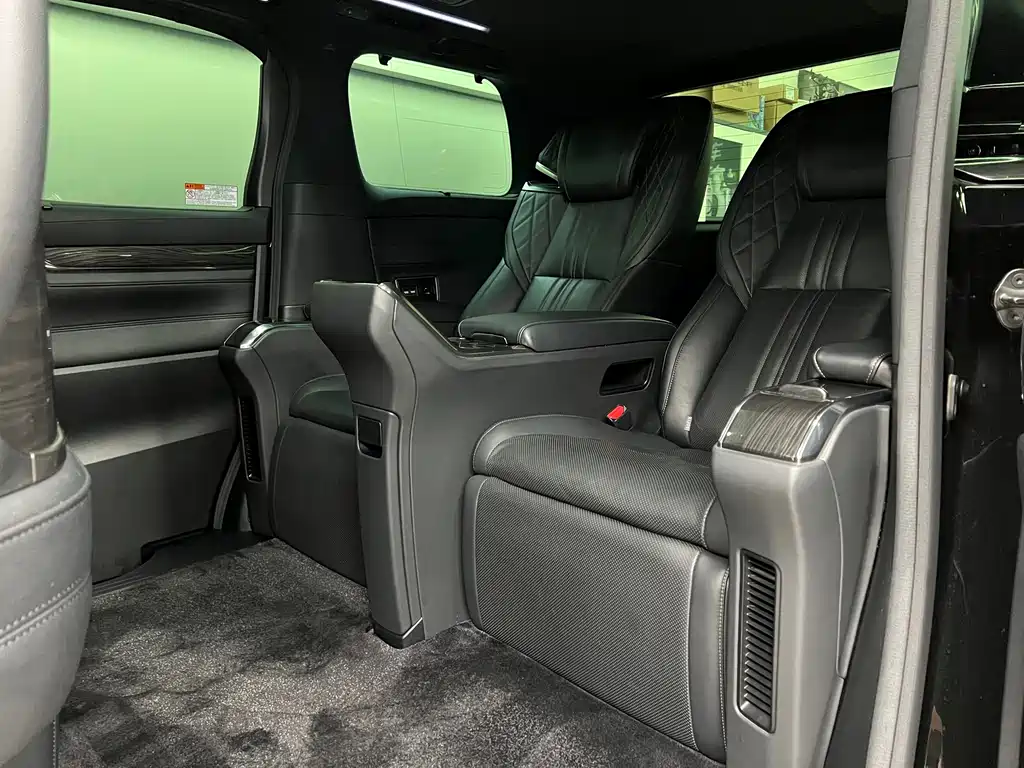 Lexus LM 300 h 4-seat Royal World