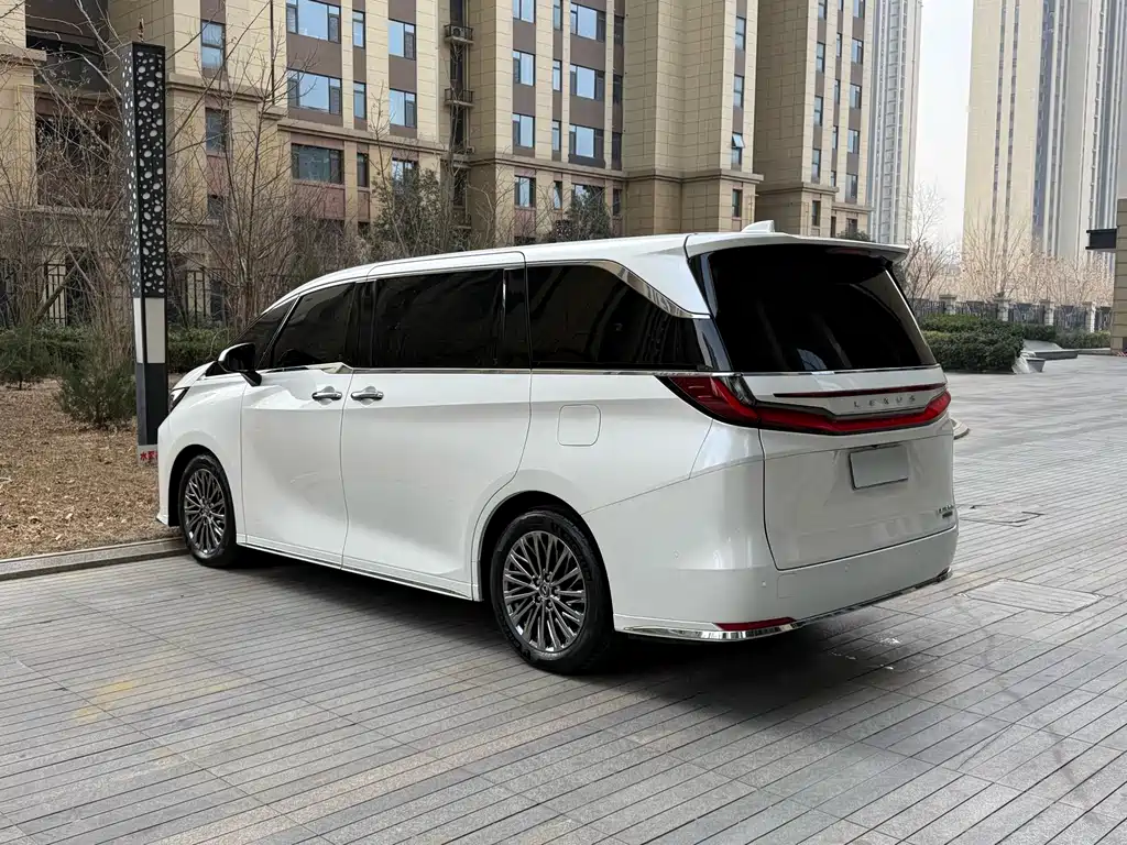 Lexus LM 500 h 6-seat Supreme