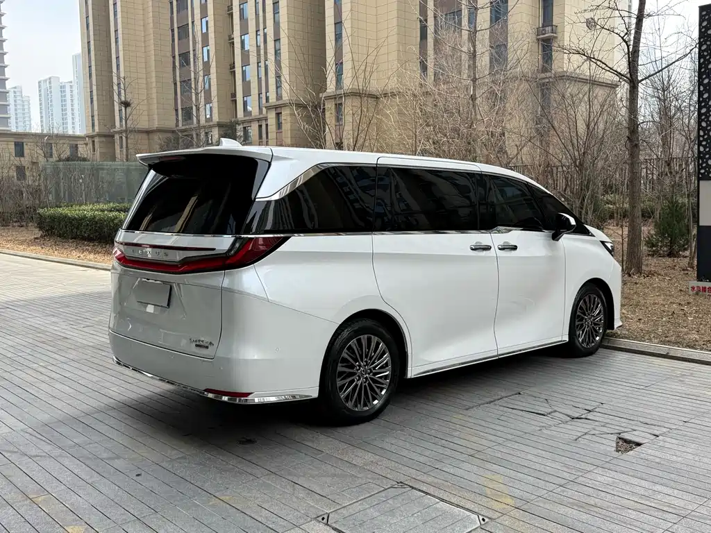 Lexus LM 500 h 6-seat Supreme