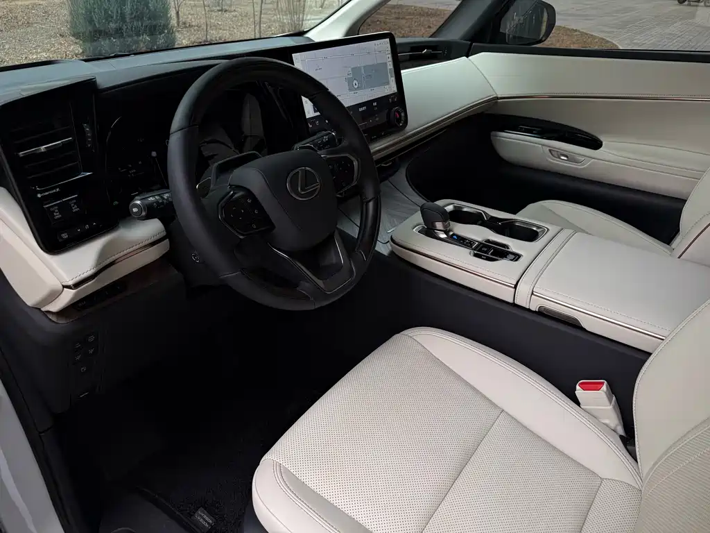 Lexus LM 500 h 6-seat Supreme