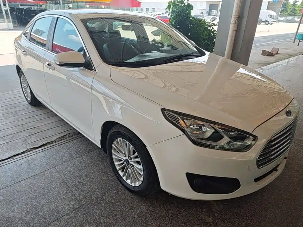 Escort 1.5 L Auto Comfort