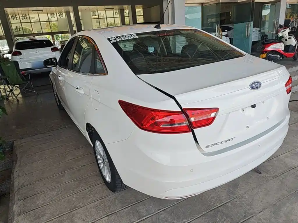 Escort 1.5 L Auto Comfort