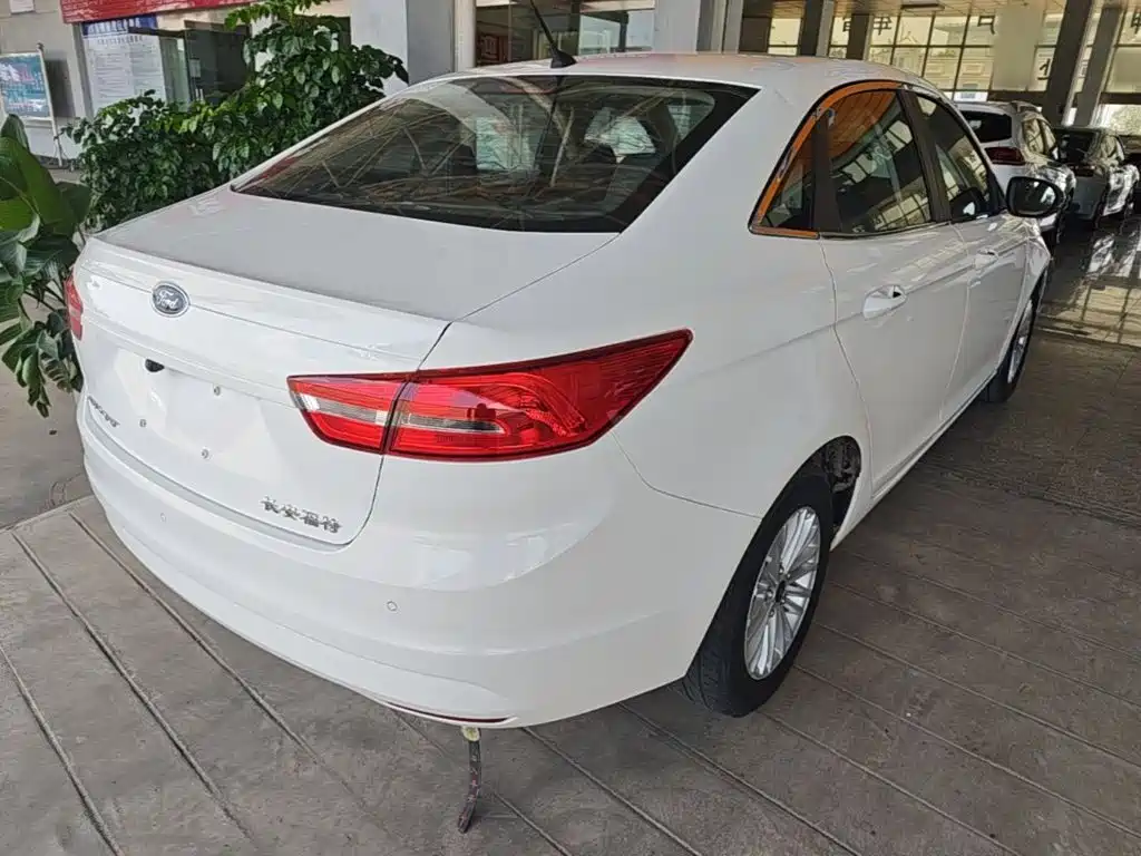 Escort 1.5 L Auto Comfort