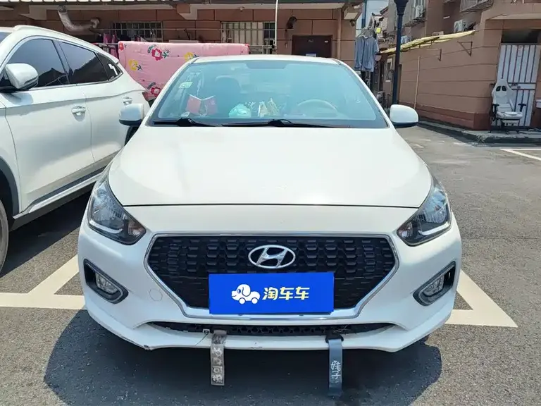 Hyundai Accent 1.4 L Manual Radiant Sunroof CN-V