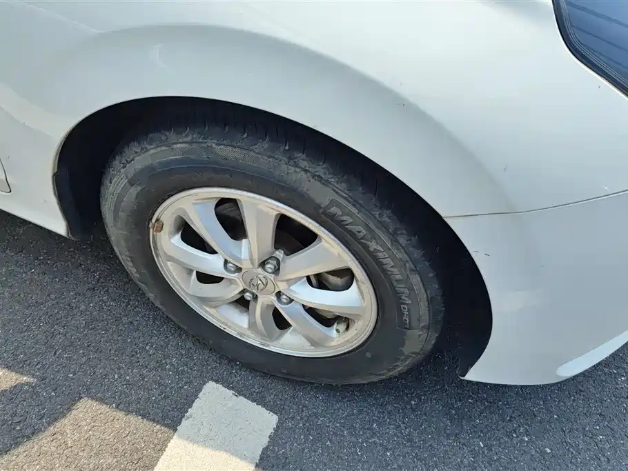Accent 1.4 L Manual Radiant Sunroof CN-V