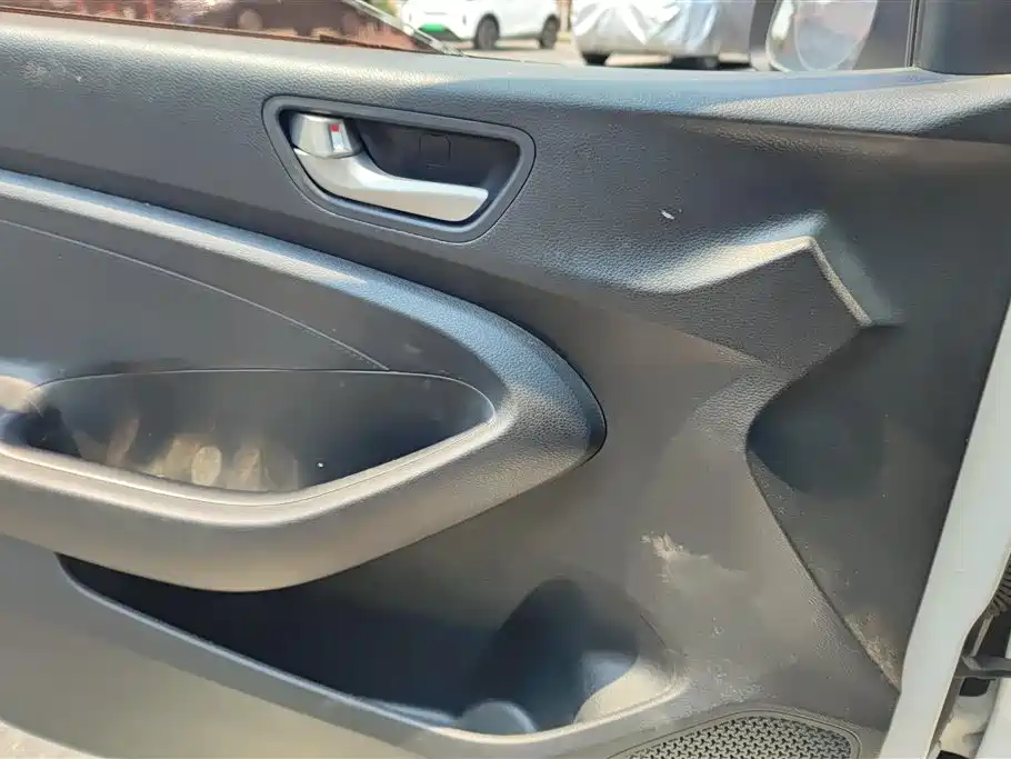Accent 1.4 L Manual Radiant Sunroof CN-V