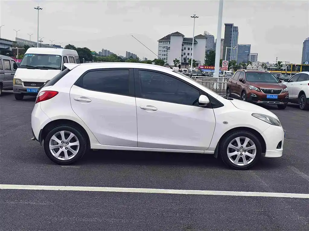 Mazda 2 Hatchback Dynamic Shine 1.5 L Auto Value