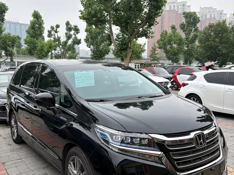 Honda Elysion 2.0 L Hybrid Luxury