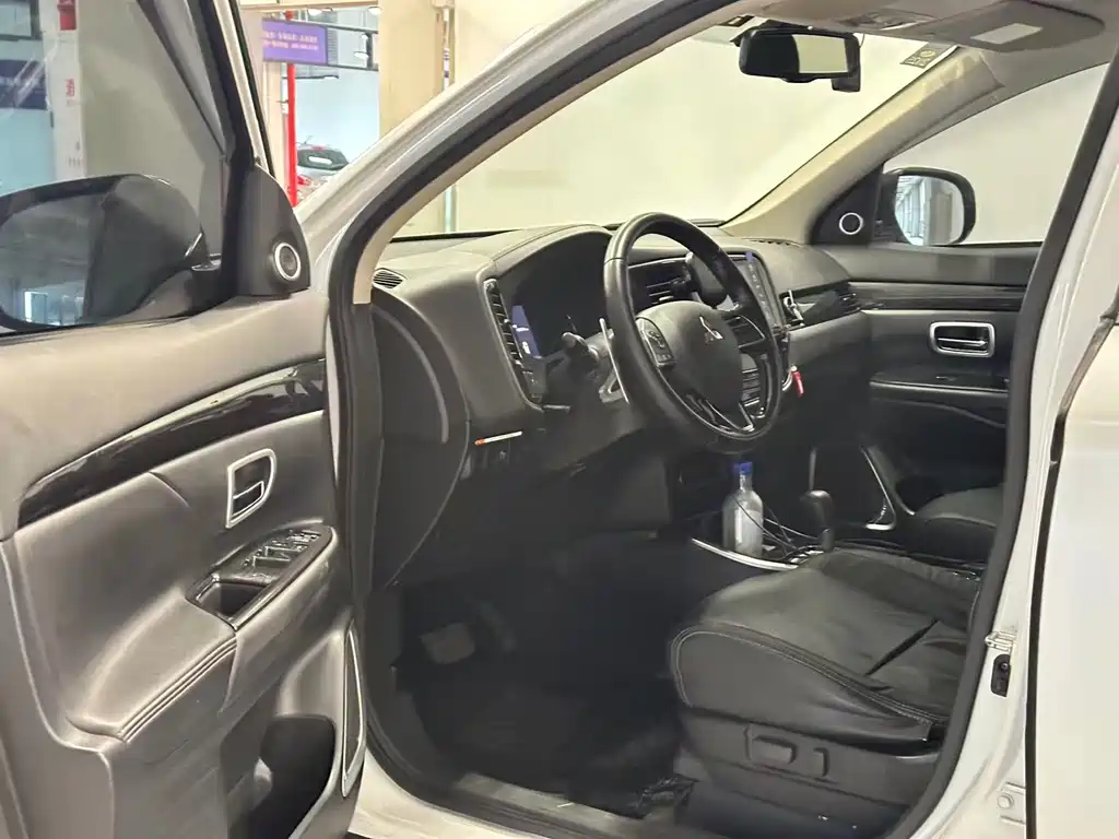 Outlander 2.4 L 4 WD Elite 5-seat