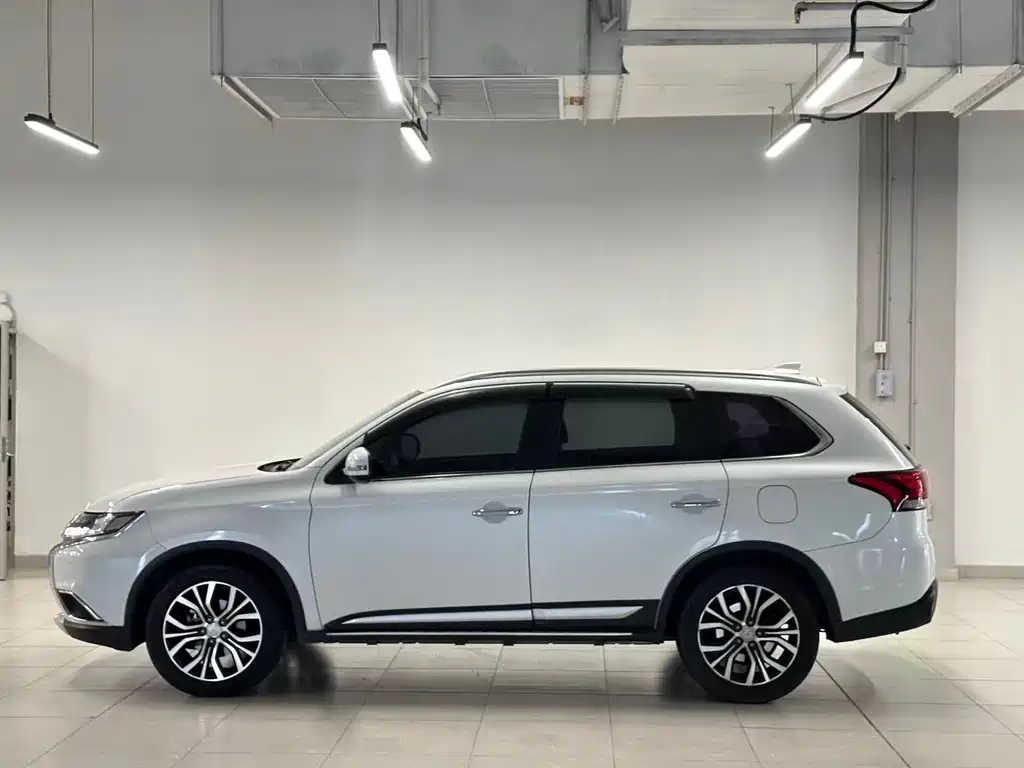 Outlander 2.4 L 4 WD Elite 5-seat