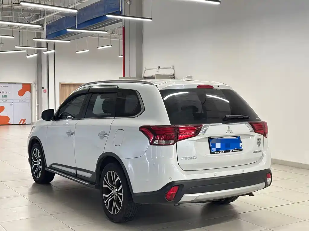 Outlander 2.4 L 4 WD Elite 5-seat