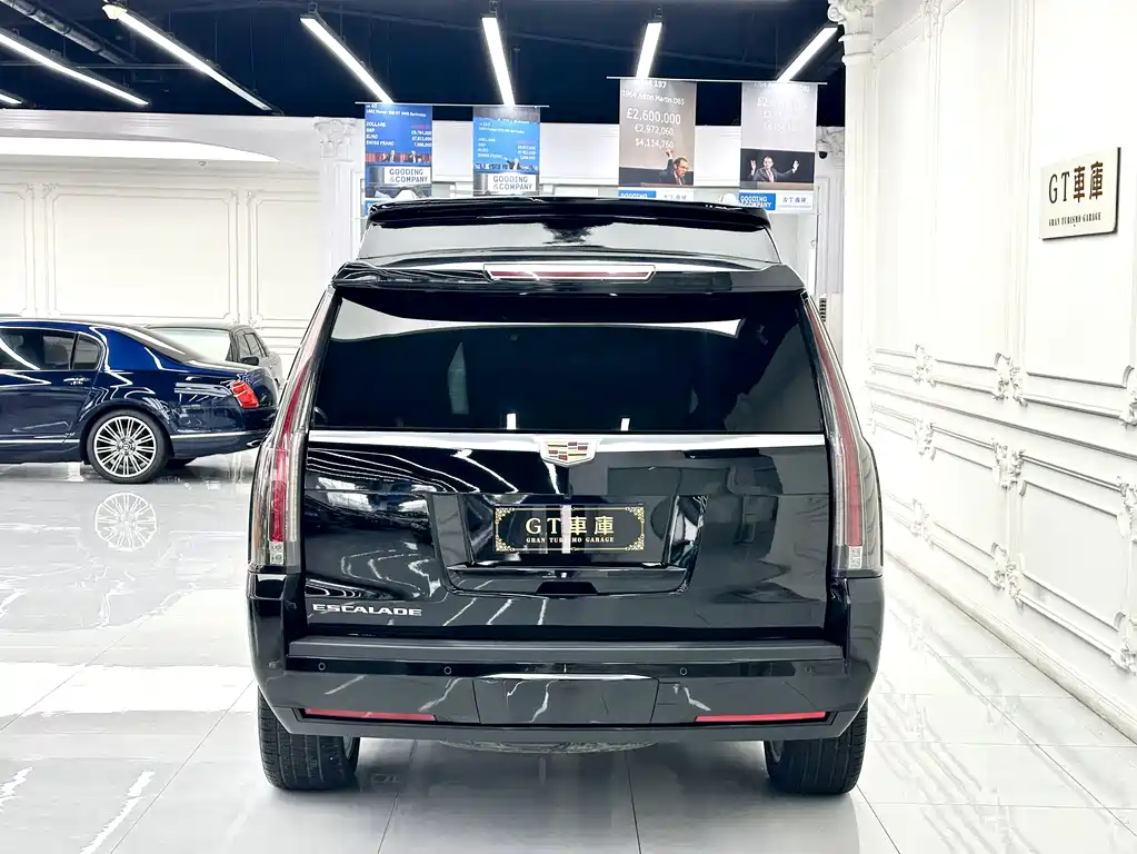 Escalade 6.2 L ESV Platinum Extended