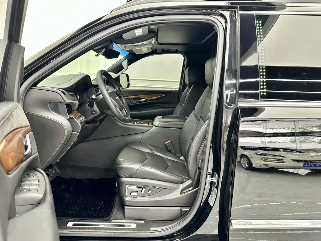 Escalade 6.2 L ESV Platinum Extended