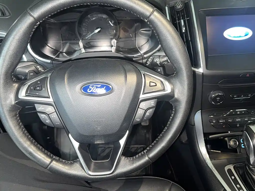 Edge EcoBoost 245 4 WD Grand Sharp 7-seat