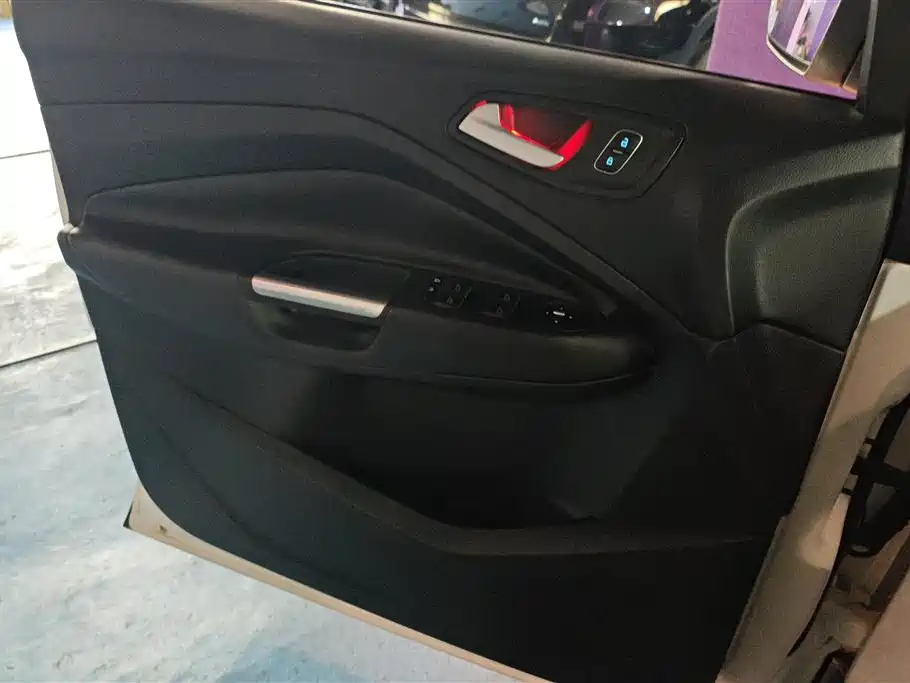 Kuga EcoBoost 180 2 WD Grand Wing