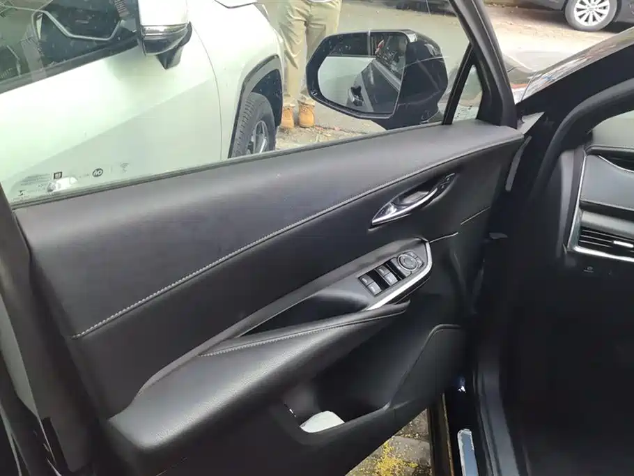 Cadillac XT4 Facelift 28 T 2 WD Leading