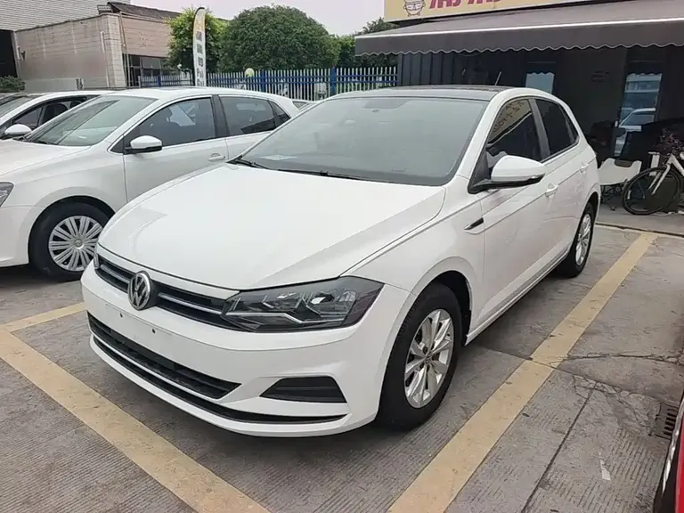 Volkswagen Polo Plus 1.5 L Auto Colorful Tech
