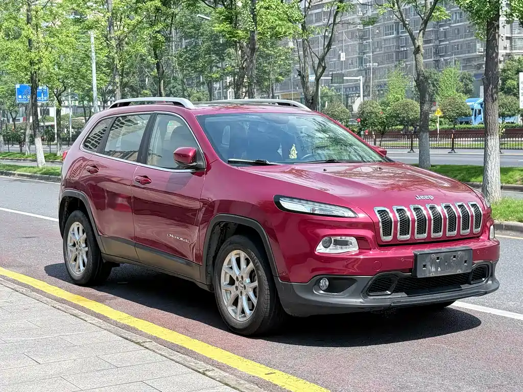 Cherokee 2.4 L Leading
