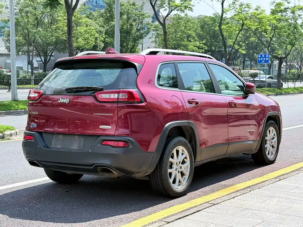 Cherokee 2.4 L Leading