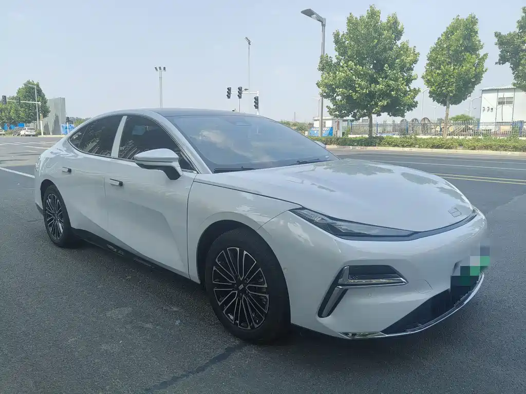 Galaxy Xingyao 8 130 km EM-i Distinguished