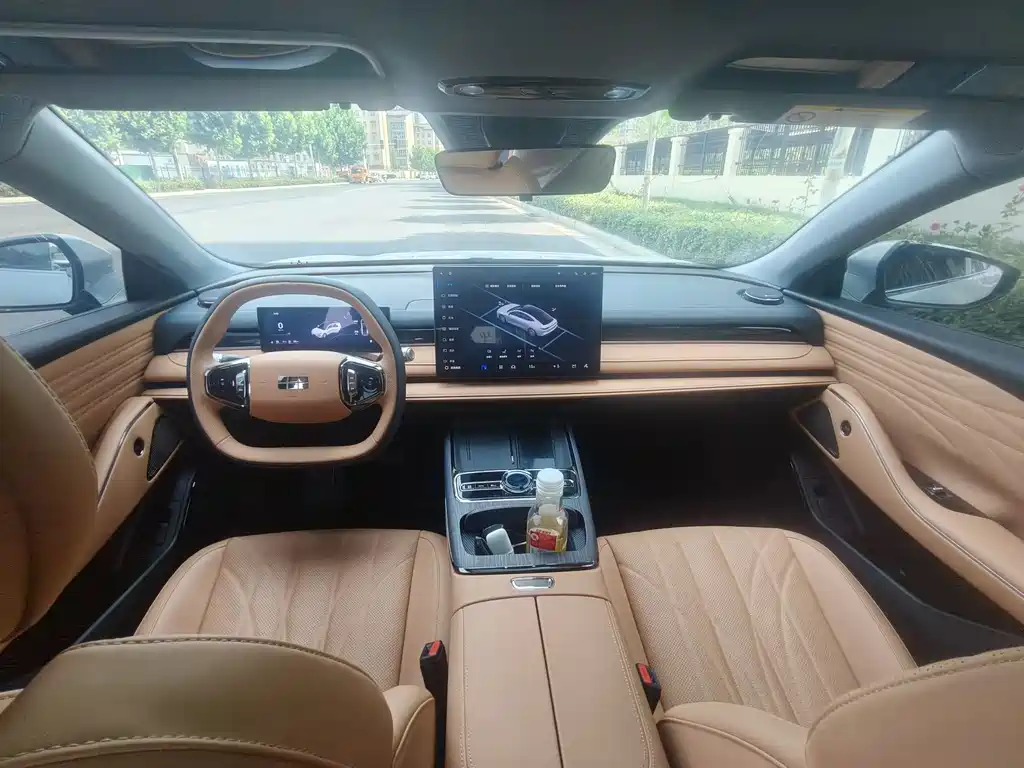 Galaxy Xingyao 8 130 km EM-i Distinguished