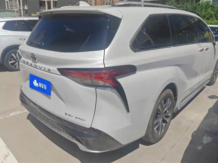 Granvia 2.5 L Hybrid Distinguished PLUS 4 WD