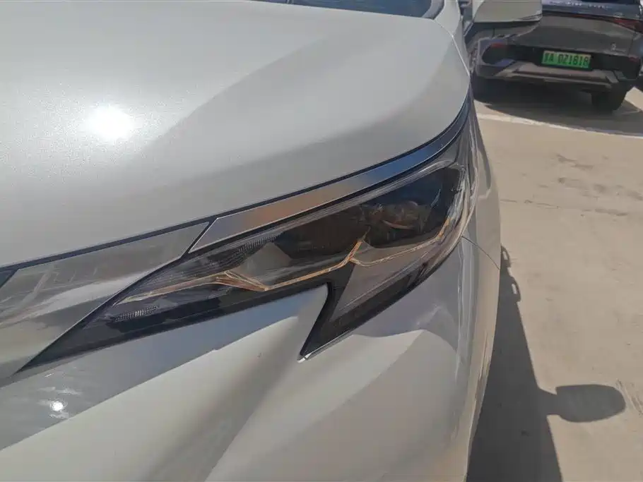 Granvia 2.5 L Hybrid Distinguished PLUS 4 WD