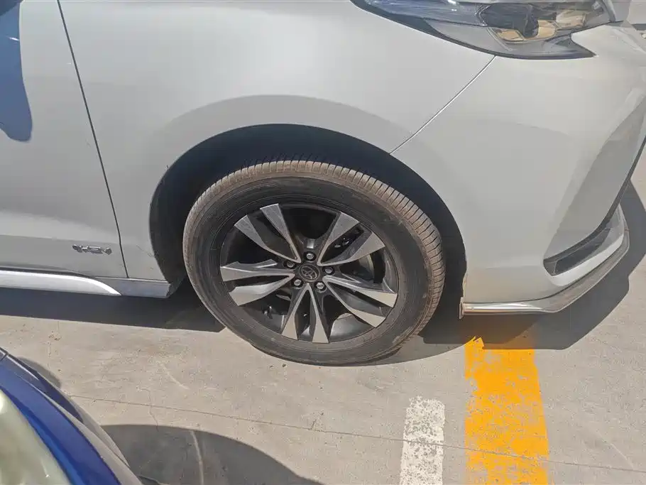 Granvia 2.5 L Hybrid Distinguished PLUS 4 WD