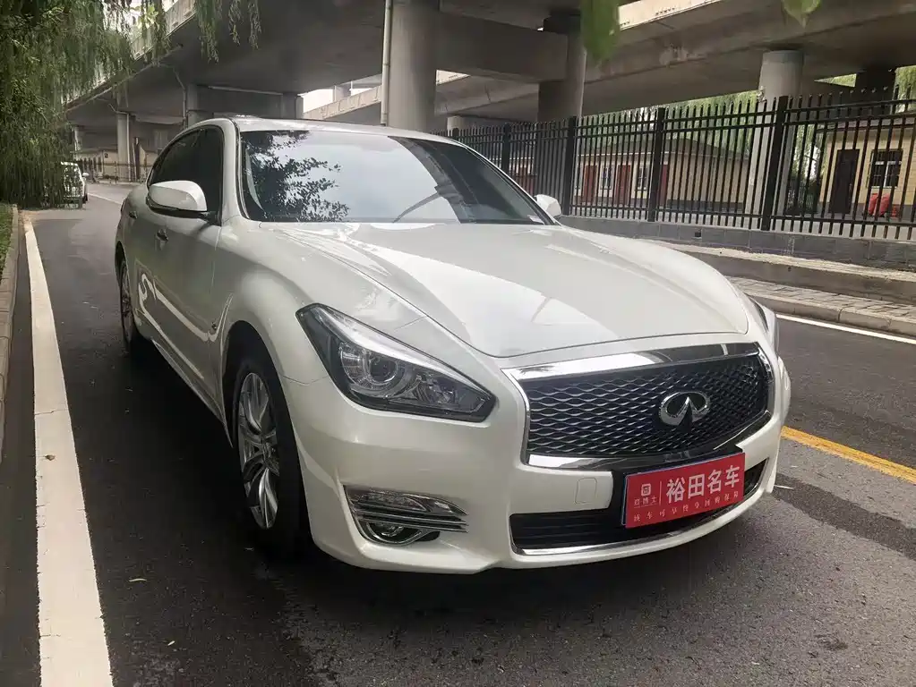 Infiniti Q70 Q70 L 2.5 L Elite