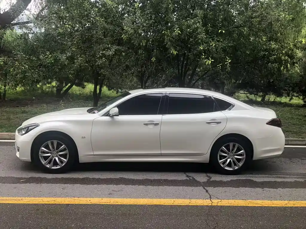 Infiniti Q70 Q70 L 2.5 L Elite