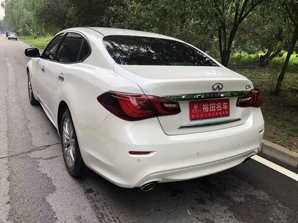 Infiniti Q70 Q70 L 2.5 L Elite