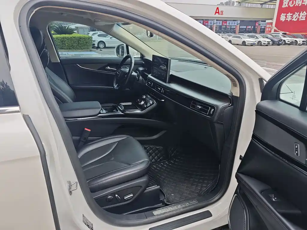 Nautilus 2.0 T 4 WD Premium