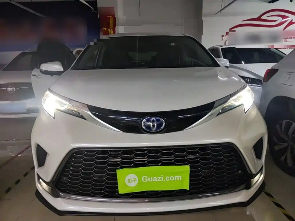 Granvia 2.5 L Hybrid Luxury