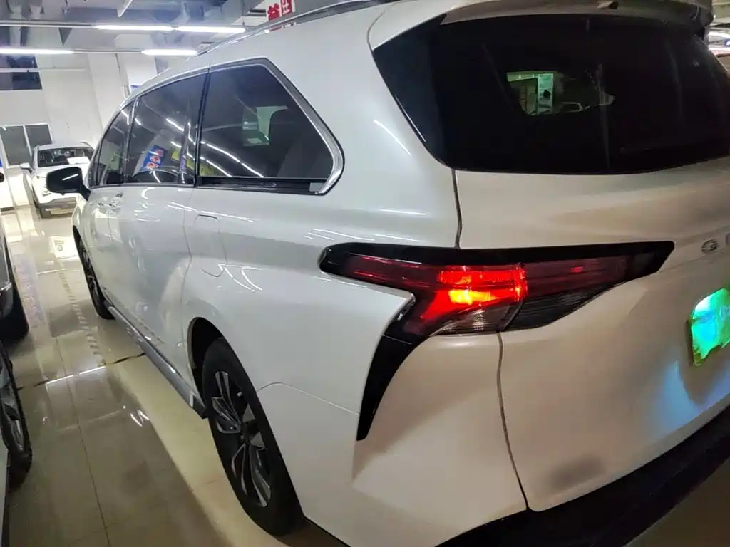 Granvia 2.5 L Hybrid Luxury