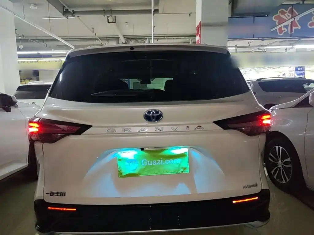 Granvia 2.5 L Hybrid Luxury