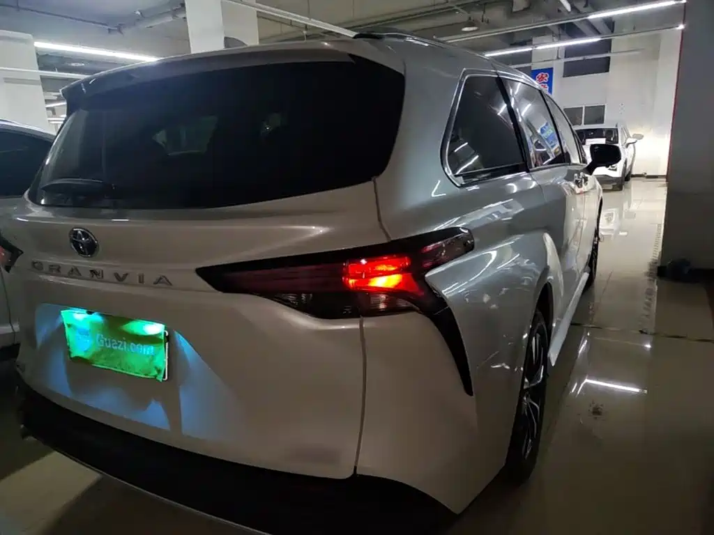 Granvia 2.5 L Hybrid Luxury