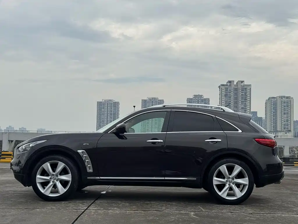 Infiniti QX70 3.7 L Standard