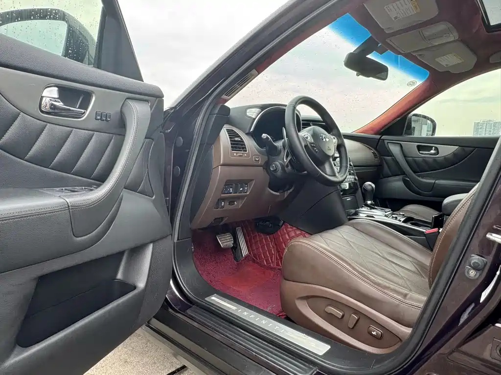 Infiniti QX70 3.7 L Standard